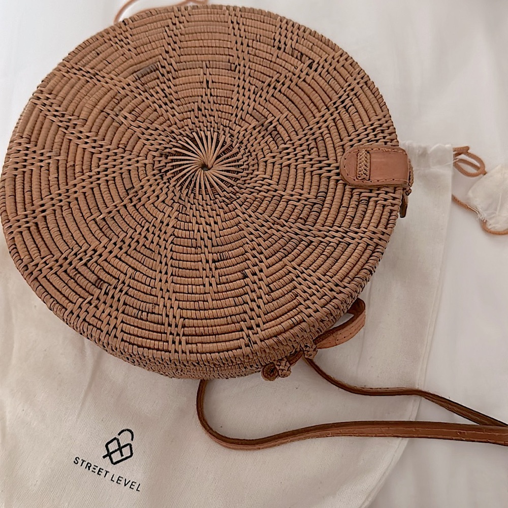STREET LEVEL Round Rattan Crossbody Bag - Picture 5 of 7